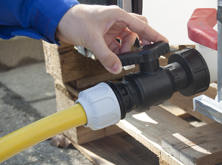 IBC discharge valve with hose screw connection