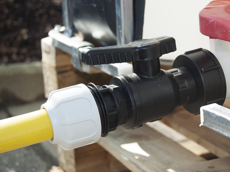 IBC discharge valve with hose screw connection