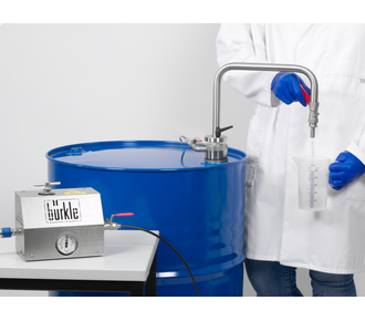 Sistema de distribuição de solventes com cotovelo de descarga