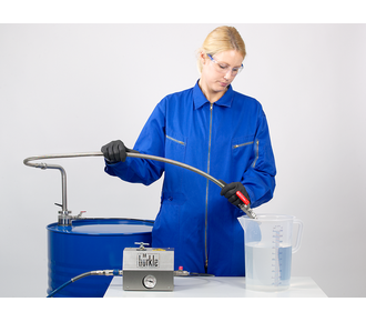 Sistema de distribuição de solventes com mangueira de descarga