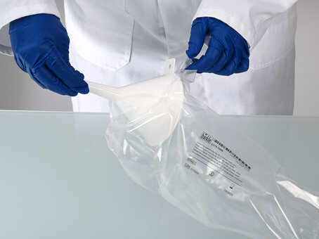 Disposable liquid funnel