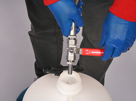 Pompe à solvant à commande à pied - Flexible d'écoulement & robinet