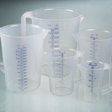 Jarra medidora industrial, con asa cerrada