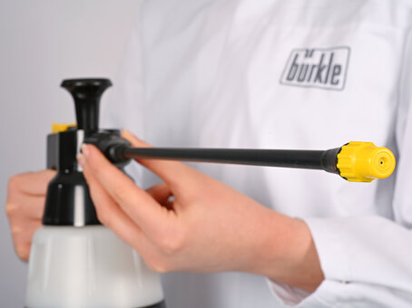 Spraying lance extension for pressure sprayer