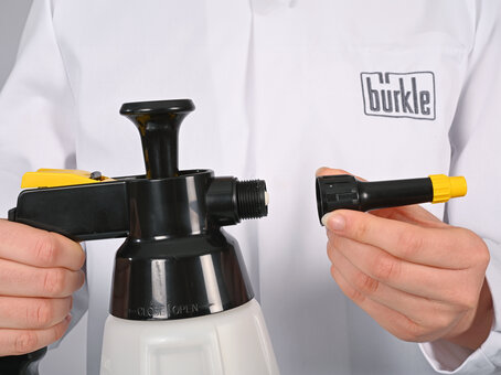 Spraying lance extension for pressure sprayer